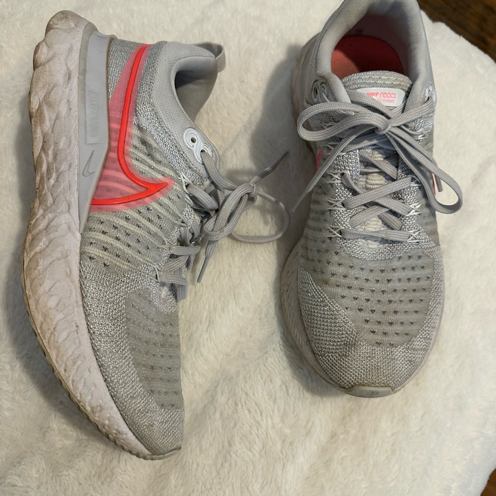 Nike Women's Gray and Coral Athletic Shoes